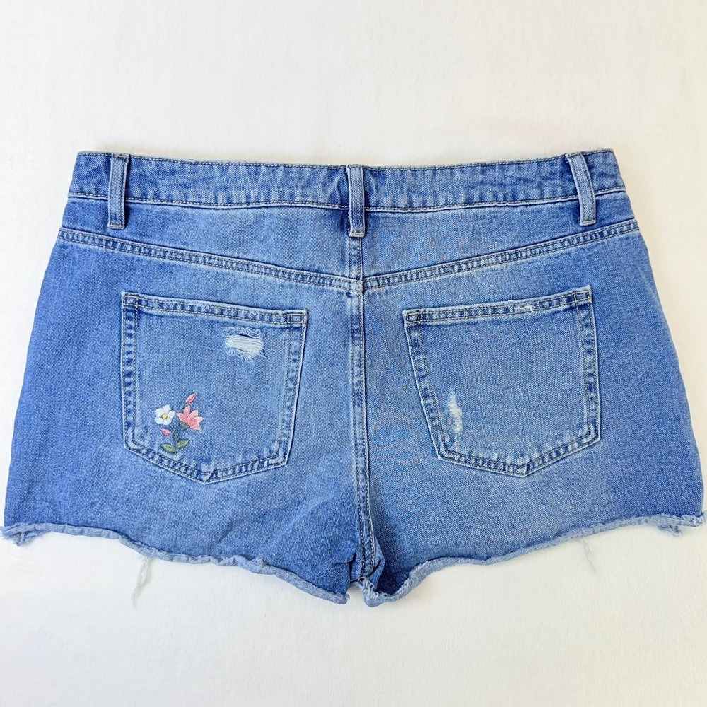 Time and Tru Womens Sz 12 High Rise Embroidered Floral Denim Shorts Distressed - Picture 2 of 9